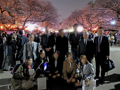 上野公園桜並木前にて