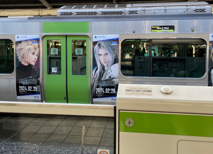 プラットフォームでボーッとして電車を待っても、視界に常に広告がある