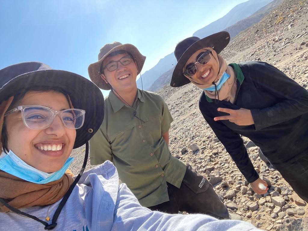 フィールドワーク中、オマーンで発掘調査をした現地の修士の生徒たちと一緒に