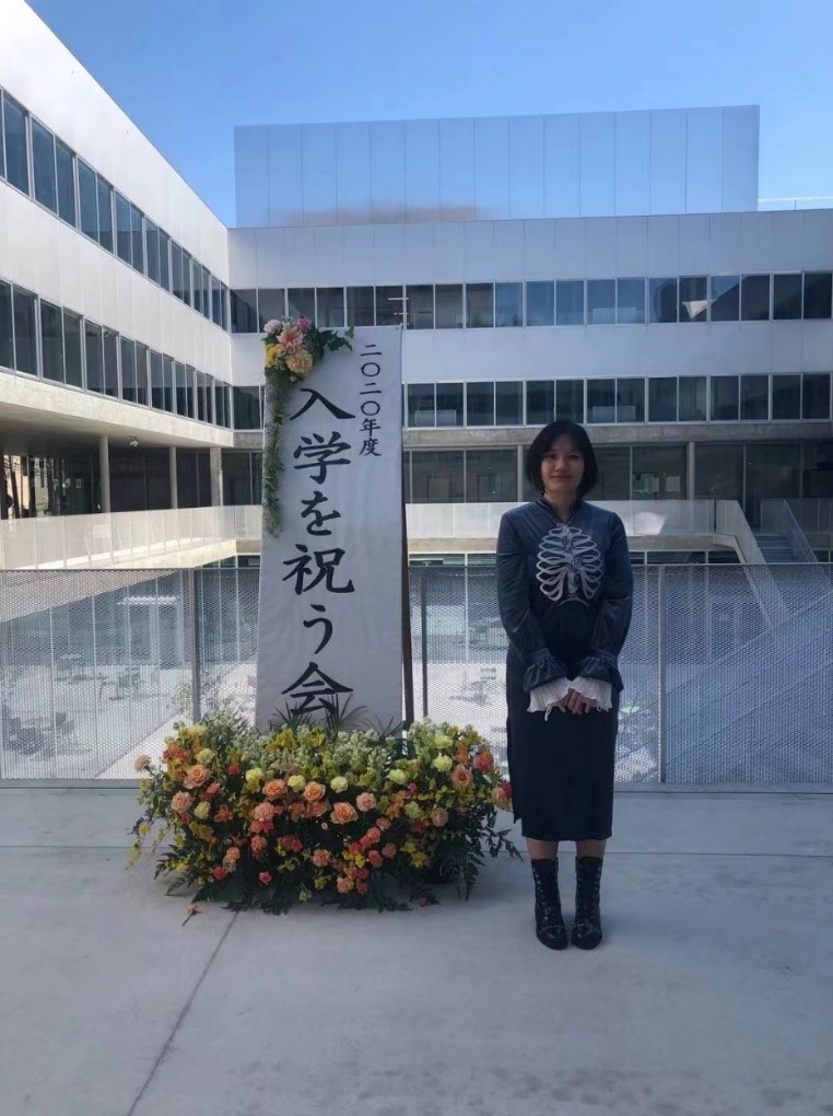 チャイナドレスを着て学校へ