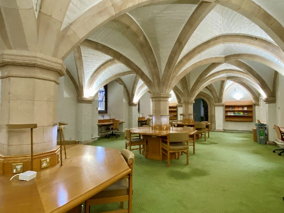 執筆に集中したい時によく使っているカレッジの図書館の様子