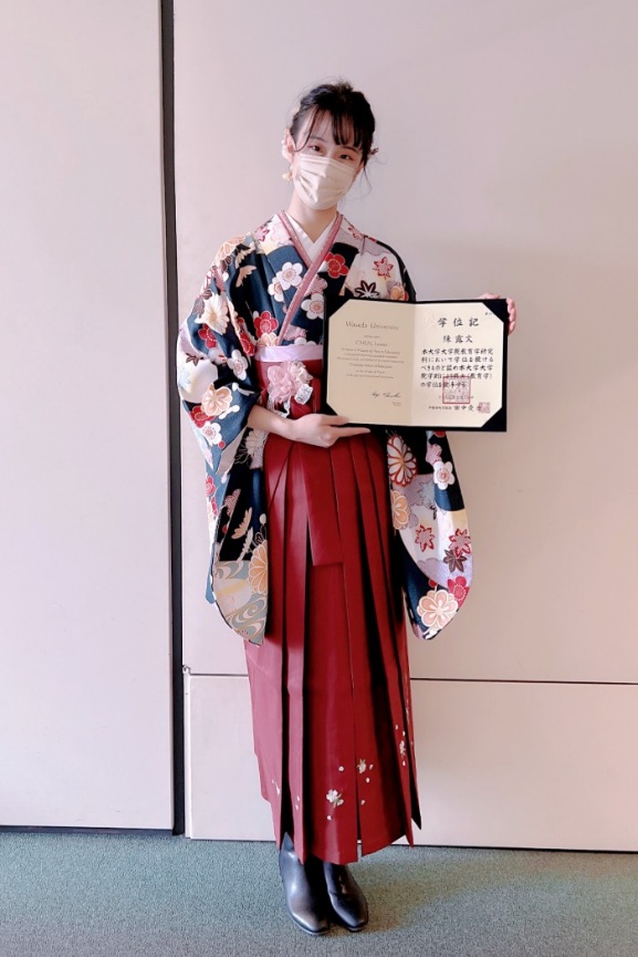 写真1：2022年、早稲田大学修士課程を卒業した