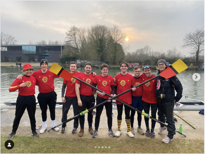 Isis Winter League Cのボート・レースに出場した新メンバーと継続メンバーを含むSt Antony’s College Boat Clubの漕艇乗組員。